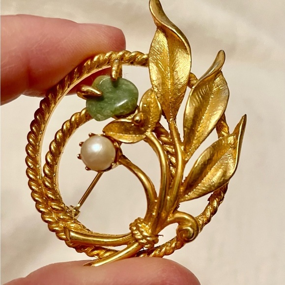Sarah Coventry Jewelry - VTG Sarah Coventry Jade Garden brooch 1966
 gold-tone flower/leaves/twisted rope